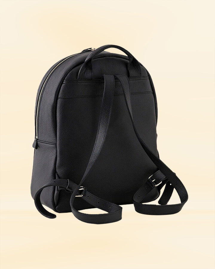 The sturdy handles and adjustable straps of our leather Chelsea Pack, ideal for the American consumer