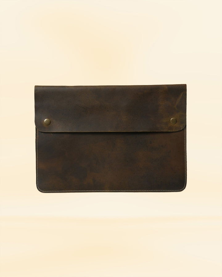 A close-up of the premium leather finish of our Macbook folio, made for the American market