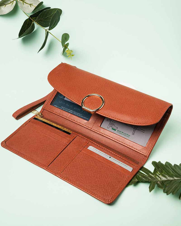 Sleek wristlet clutch for modern women in USA market