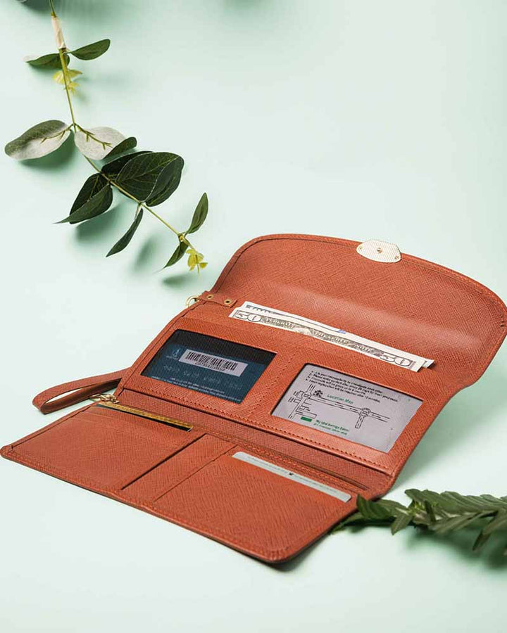 Compact clutch for nights out in US