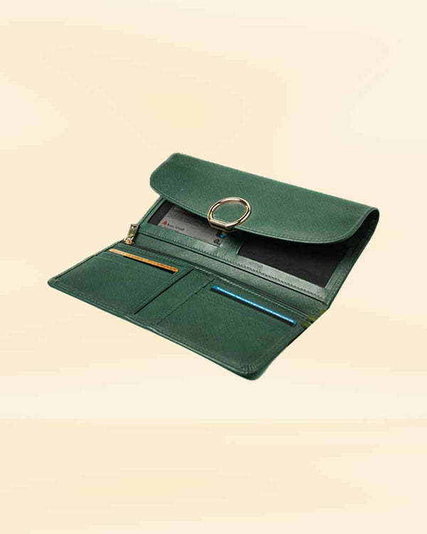 Small and compact clutch for women in American market