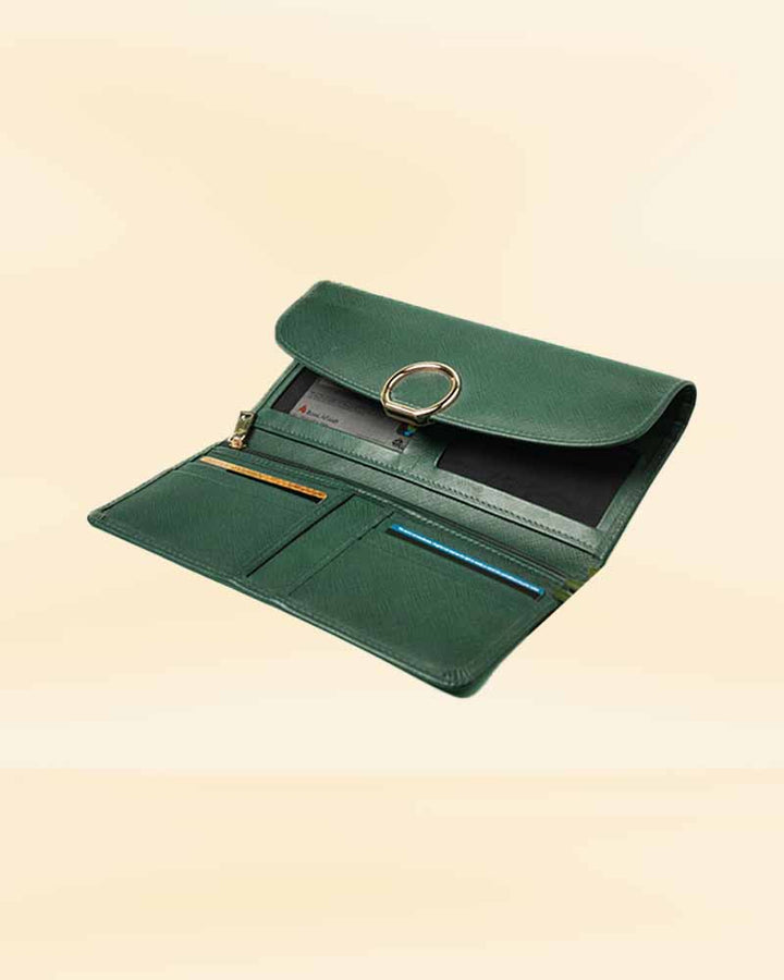 Small and compact clutch for women in American market