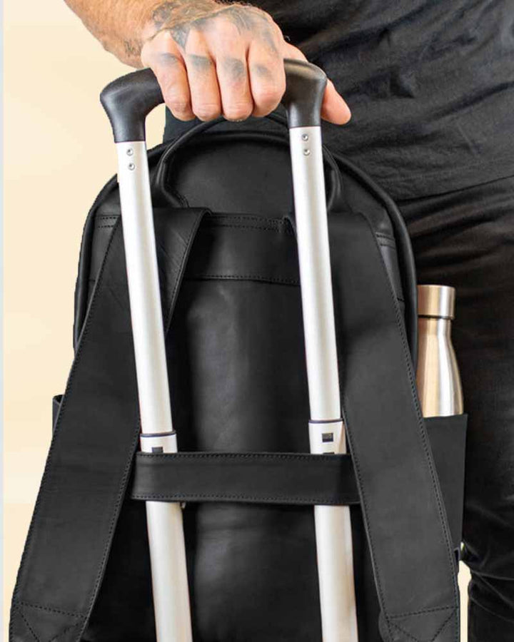 Versatile as a book or laptop bag in US style