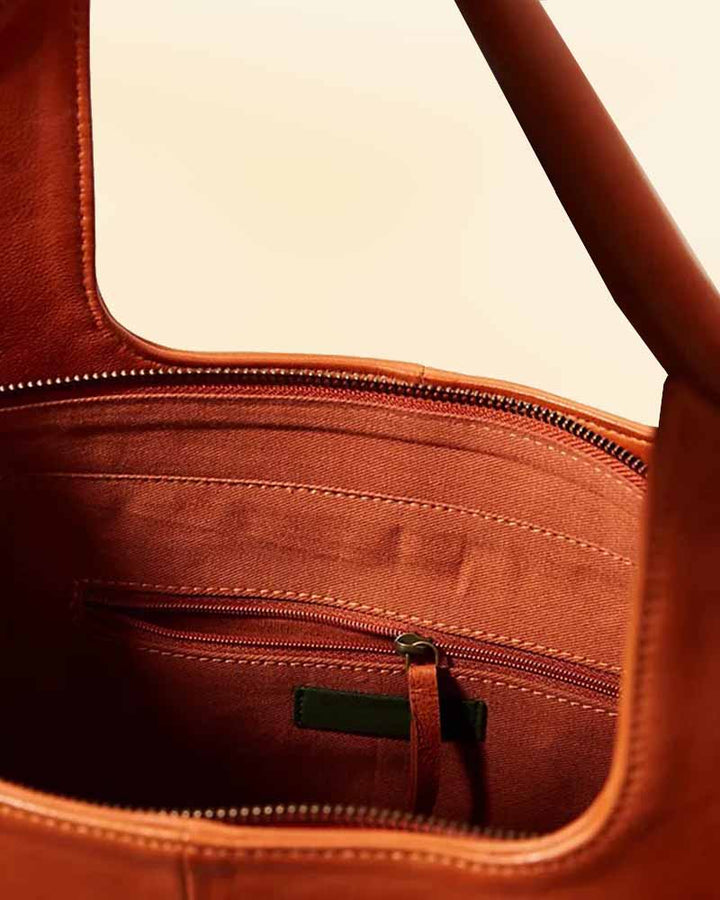 Fashionable Leather Tote Bag with Comfortable Straps. in American style