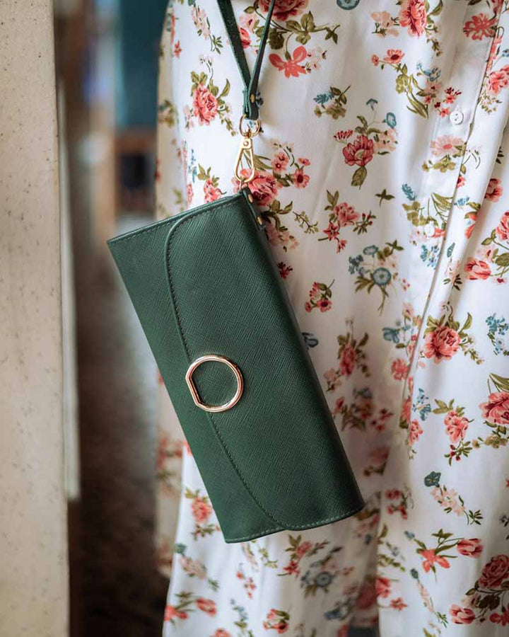 Women's wristlet with detachable strap in UK