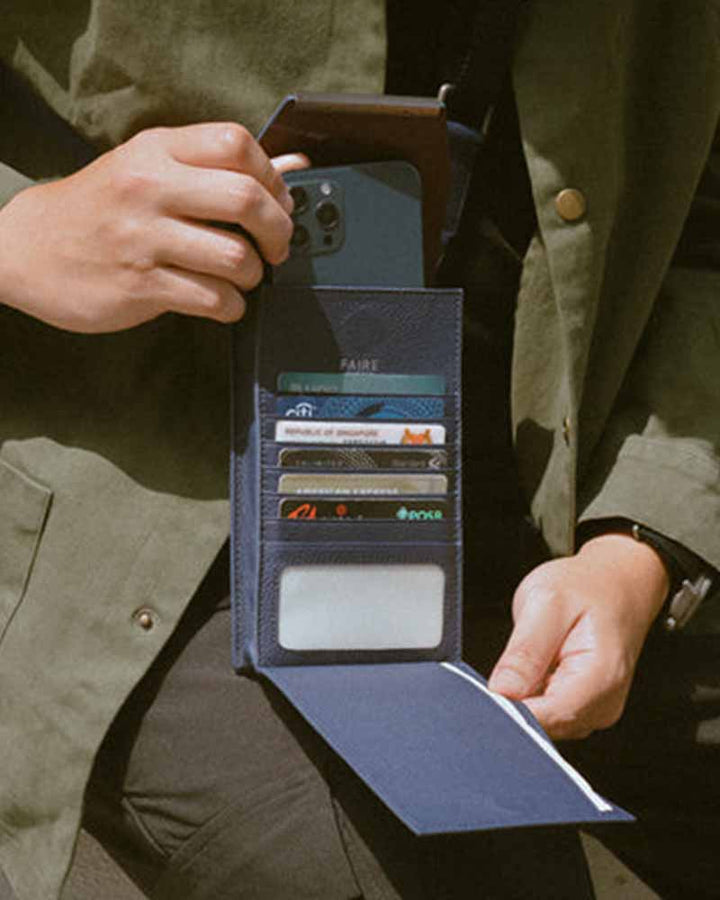 Organize your essentials with this wallet USA 