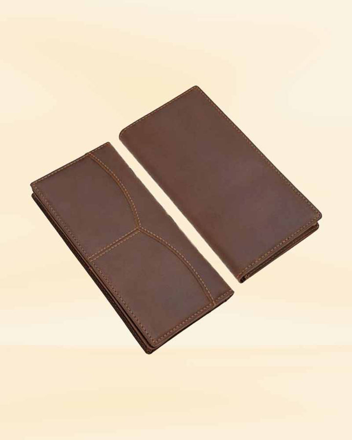The high-quality leather finish of our vintage long wallet, designed for the American market